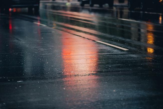 mokra jezdnia, na której może dość do aquaplaningu