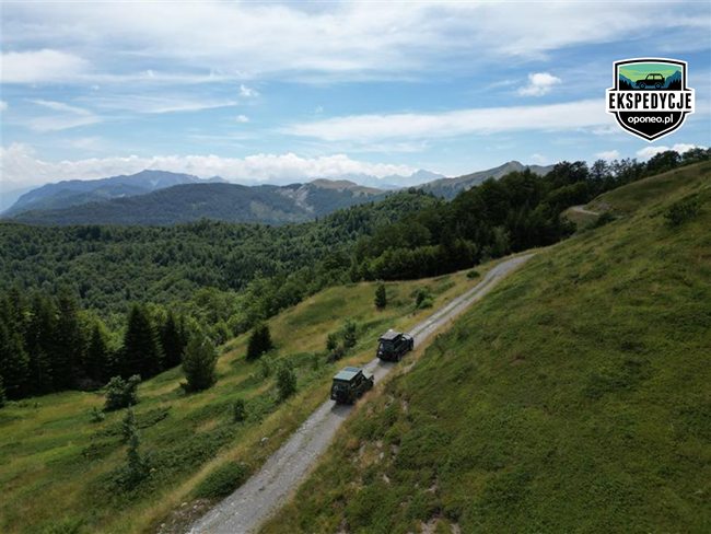 samochody biorące udział w Ekspedycji Oponeo na tle panoramy z górskimi szczytami