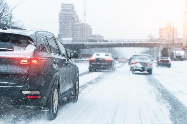widok na auta jadące po zaśnieżonej ulicy