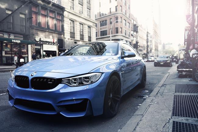 Samochód BMW zaparkowany na ulicy
