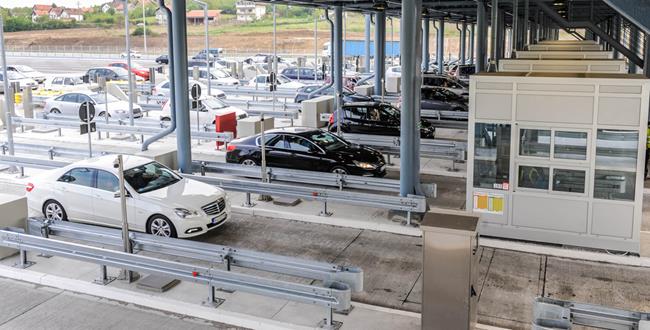 auta czekające w kolejce do bramki na autostradzie