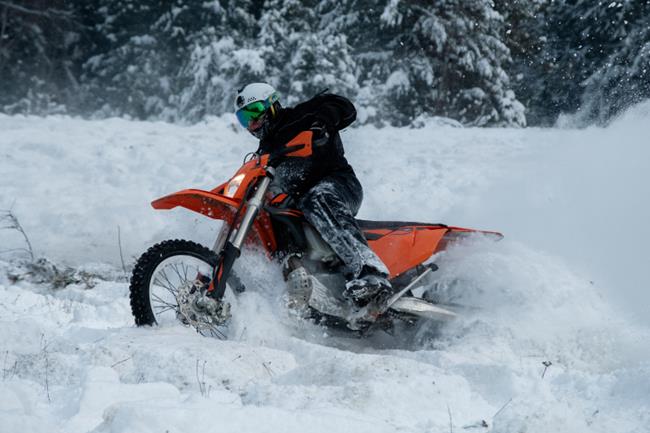Motocyklista w śniegu