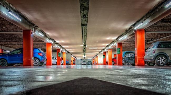 samochody na parkingu wielopoziomowym