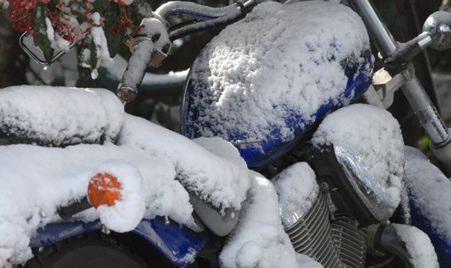 bak motocykla pod śniegiem
