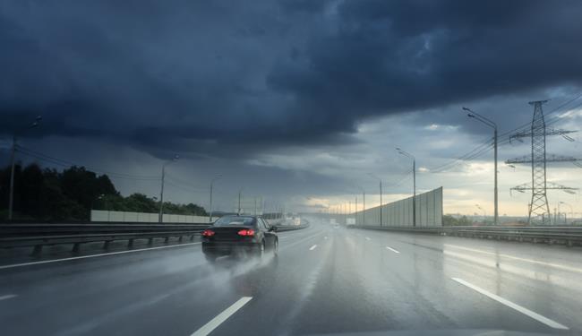 Samochód na mokrej autostradzie