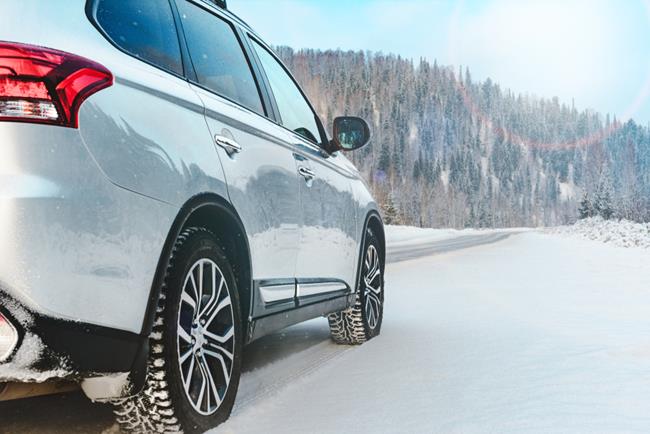 auto typu SUV jadące ośnieżoną drogą