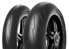 Zbliżenie bieżnika Pirelli Diablo Rosso IV