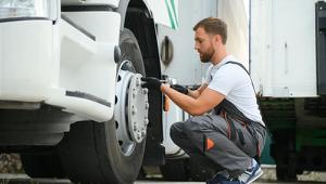 Moment dokręcania kół w ciężarówce – poradnik dla kierowców i mechaników